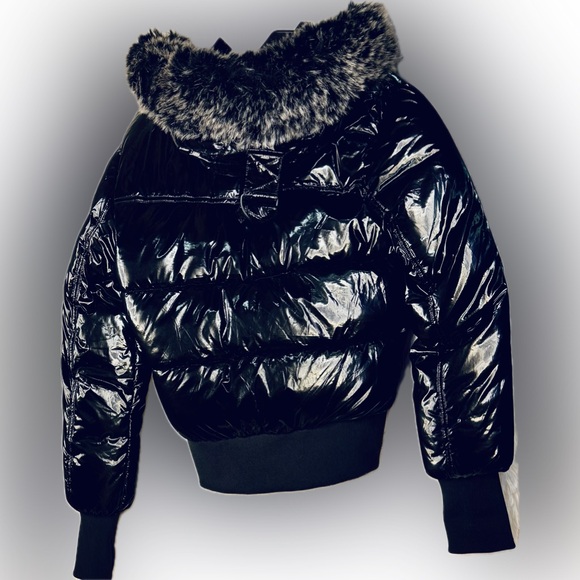 I 🖤 Kendall + Kylie Cropped Shiny Puffer Coat w/ Faux Fur Hood & Buckle Detail - Picture 2 of 4